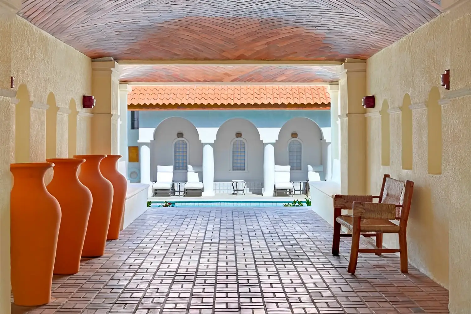 _0001_Courtyard-Spanish-corridor_0005_Fondo-scaled_resultado