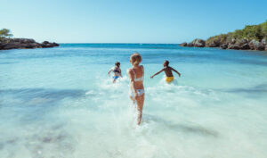 jamaica_0001_226_JTB_Nature_OchoRios_ColumbusCove_Kids_running_into_sea